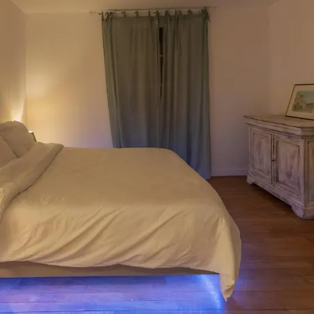 Casa vacanze L'estagnole Pour 2 Personnes, Jacuzzi, Hammam Estaing (Aveyron)