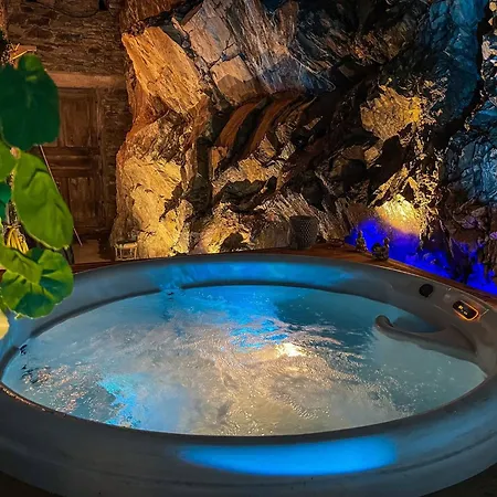 L'estagnole Pour 2 Personnes, Jacuzzi, Hammam Estaing (Aveyron)