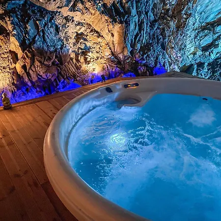 L'estagnole Pour 2 Personnes, Jacuzzi, Hammam Estaing (Aveyron)